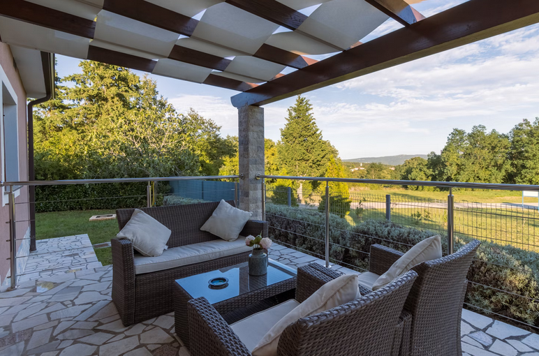 Outdoor Living Essentials: Top Patio Accessories for Entertaining Guests